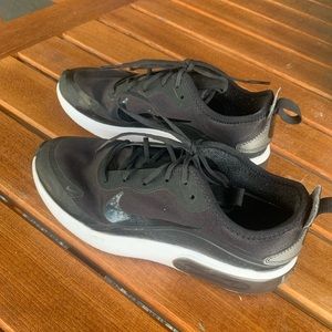 Nike Women’s Air Max Dia Sneaker